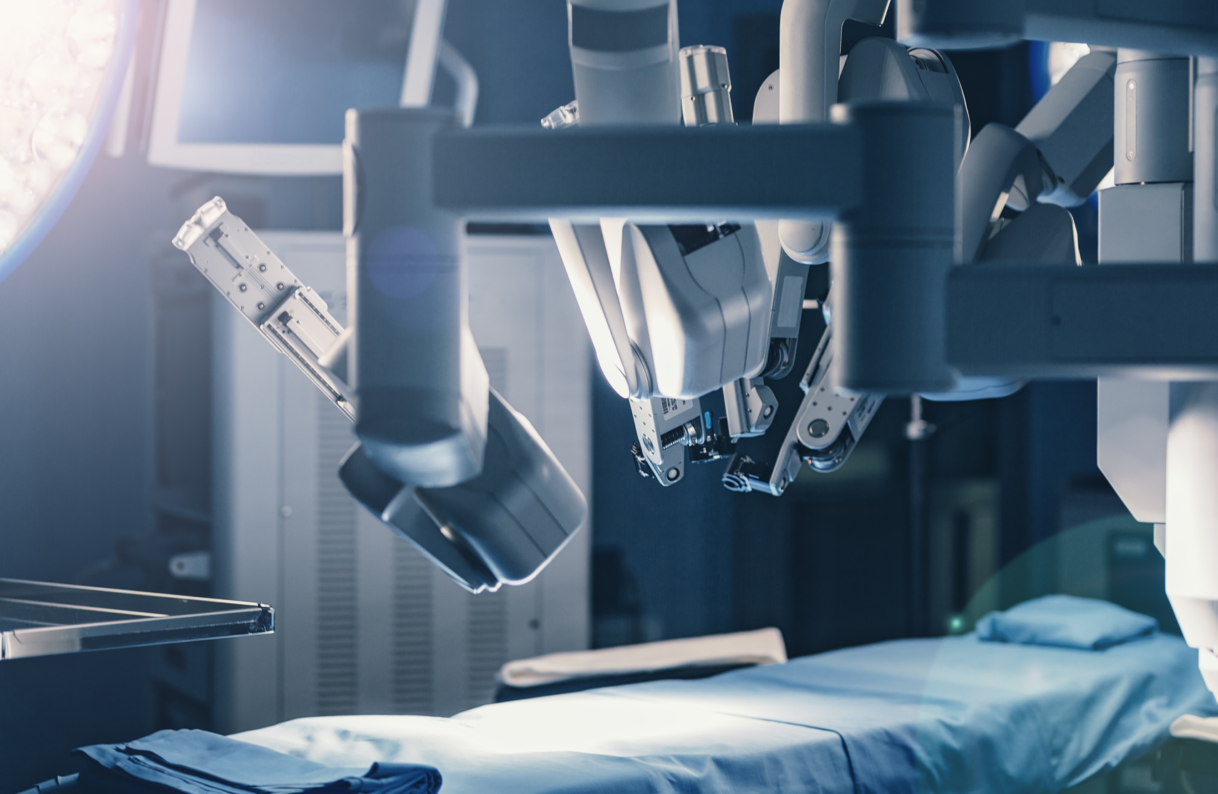 A cirurgia robótica teve seu início na década de 1990 com a criação do robô chamado Da Vinci®. Desde sua criação, esta tecnologia já passou por diversas transformações, apresentando-se hoje de forma muito mais sofisticada e eficiente.